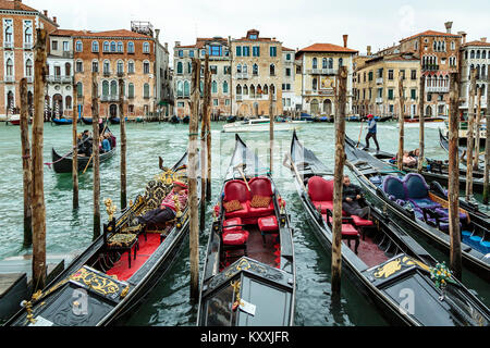 Une télécabine parking le long du Grand Canal en Vénétie, Venise, Italie, Europe, Banque D'Images