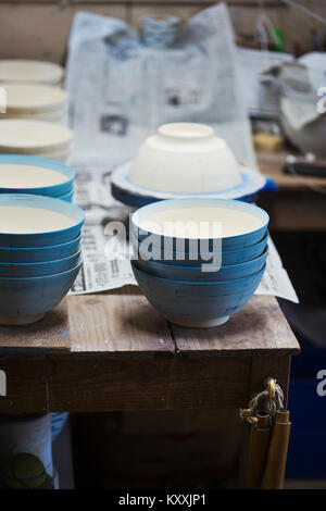 Close up boules blanches avec glaçure bleu porcelaine japonaise dans un atelier. Banque D'Images