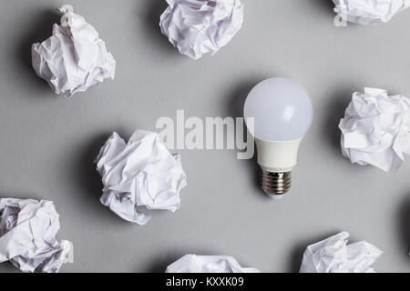 Concept d'inspiration et d'imagination. lightbulb with documents papier froissé blanc Banque D'Images