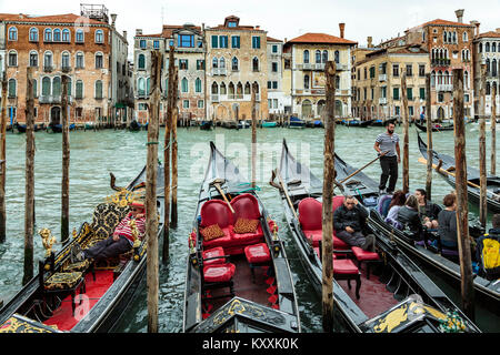 Une télécabine parking le long du Grand Canal en Vénétie, Venise, Italie, Europe, Banque D'Images