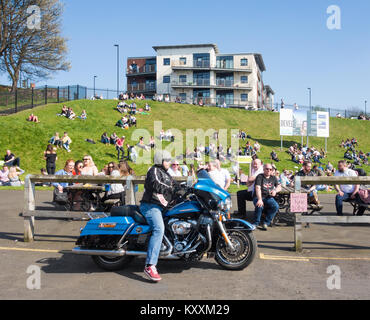 Les gens boire un verre et soleil du printemps près du Bar à Tyne Ouseburn, Newcastle upon Tyne, Angleterre. UK Banque D'Images