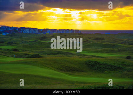 Pauses soleil à travers les nuages au Club de golf Royal Portrush Banque D'Images