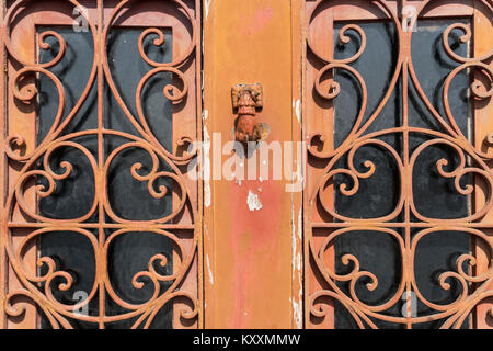 La ferronnerie décorative porte avec dans la Ribeira, quartier du front de mer de Porto par le fleuve Douro Porto, Portugal. Banque D'Images