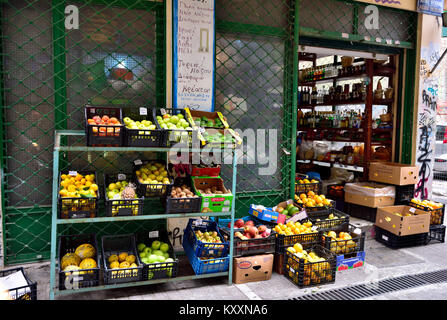 Petit magasin du coin avec des provisions et des fruits frais sur l'affichage à l'extérieur à l'avant, Athènes, Grèce Banque D'Images