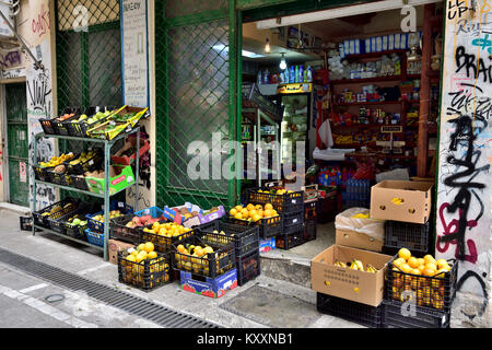 Petit magasin du coin avec des provisions et des fruits frais sur l'affichage à l'extérieur à l'avant, Athènes, Grèce Banque D'Images