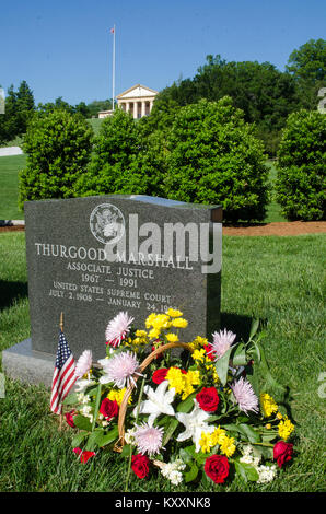 Thurgood Marshall relève de plusieurs autres faits notables de la Cour suprême, près de la tombe de JFK. Banque D'Images