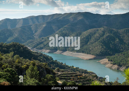 Embalse (réservoir) de la Concepción. Istan, la province de Malaga, Andalousie, espagne. Banque D'Images