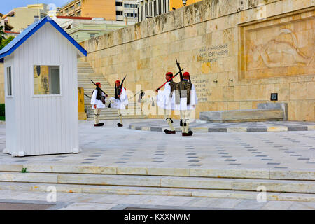 L'évolution de la Garde côtière canadienne Evzones cérémonie devant la tombe de grec à souder Inconnu Place Syntagma, Athènes, Grèce Banque D'Images