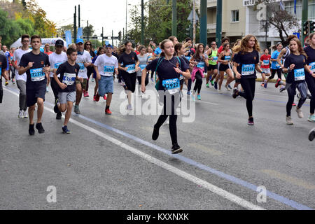 Le départ des coureurs à 5km de la course sur route 12 Nov 2017 Marathon authentique d'Athènes, Athènes, Grèce Banque D'Images