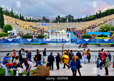 Visiteurs en face de stade Panathénaïque olympique à Athènes, Grèce Banque D'Images