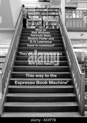 Portland, Oregon - Mars 29, 2013. Escalier dans Powell's City of Books, librairie célèbre Оregon Banque D'Images