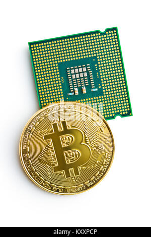 Les bitcoins en or et de la CPU. Cryptocurrency isolé sur fond blanc. Crypto de l'argent. Banque D'Images