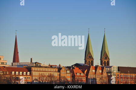 Sur les toits de la ville de Bremen, Allemagne dans la chaude lumière du soir avec les tours de la cathédrale Saint-Pierre et l'église Notre Dame Banque D'Images