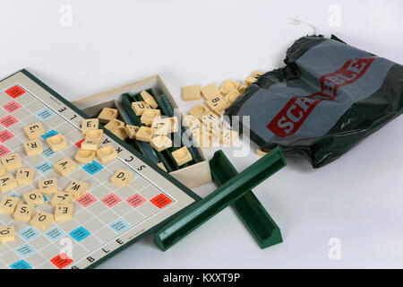 Un vieux jeu de Scrabble en photo shot sur un fond blanc dans un studio à Londres, au Royaume-Uni. Banque D'Images