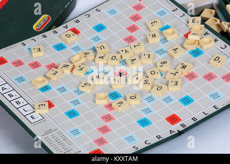 Un vieux jeu de Scrabble en photo shot sur un fond blanc dans un studio à Londres, au Royaume-Uni. Banque D'Images