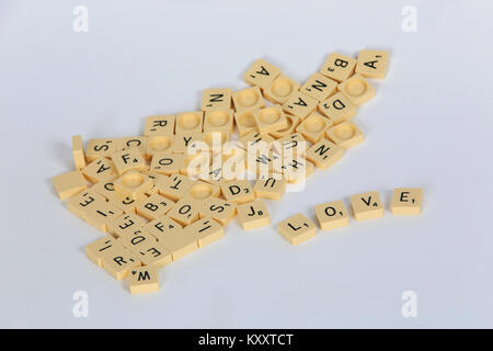 Un vieux jeu de Scrabble en photo shot sur un fond blanc dans un studio à Londres, au Royaume-Uni. Banque D'Images