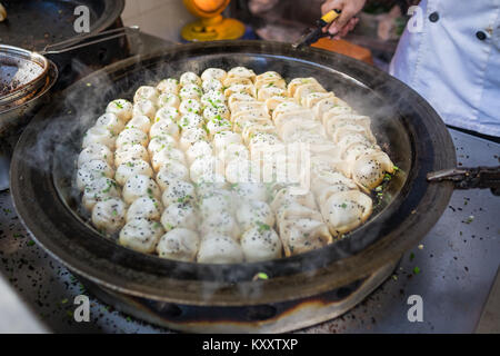 Sheng Bao Jian Guo Tie par cuisson - Shanghai poêlées boulettes en pan - pan complet traditionnel Banque D'Images