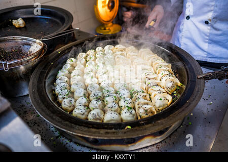 Sheng Bao Jian Guo Tie par cuisson - Shanghai poêlées boulettes en pan - pan complet traditionnel Banque D'Images