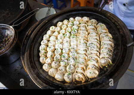 Sheng Bao Jian Guo Tie par cuisson - Shanghai poêlées boulettes en pan - pan complet traditionnel Banque D'Images