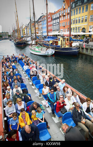 Copenhague, Danemark - août 14, 2016 : les touristes et profiter de visites en bateau touristique sur le canal Nyhavn. Le bateau est chargé avec visites tourist Banque D'Images