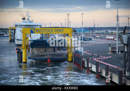 ROSTOCK, Allemagne - le 14 août 2016 : Voyage en ferry de gedser rostock-ligne dans le port de Rostock. Rostock est le plus grand port de la Baltique, à Rostock Banque D'Images