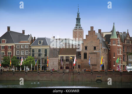 La Haye, Pays-Bas - le 18 août 2015 : vue sur la rue et Grote de Buitenhof Sint-Jacobskerk (grande église) de la Binnenhof Palace dans l'Hagu Banque D'Images