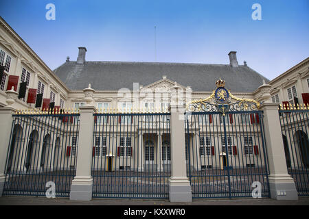 La Haye, Pays-Bas - le 18 août 2015 : Sur la porte de la palais Noordeinde, le groupe palace du Roi des Pays-Bas Willem-Alexander à La Haye Banque D'Images
