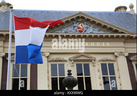 La Haye, Pays-Bas - le 18 août 2015 : le Mauritshuis art museum avec pavillon des Pays-Bas à La Haye, Pays-Bas, le 18 août 2015. Banque D'Images