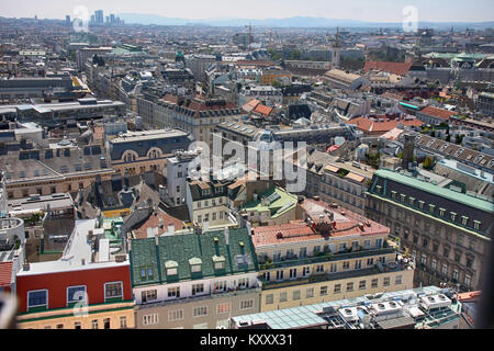 Vienne, Autriche - 19 août 2012 : Panorama de Vienne, vue aérienne de la cathédrale Stephansdom, peuples autochtones dans des rues, la vie urbaine à Vienne, en Autriche sur Au Banque D'Images