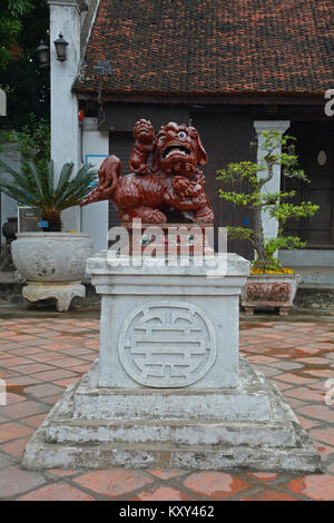 Un tuteur Lion, également appelée Foo Dog, dans le Temple de la littérature à Hanoi, Vietnam Banque D'Images