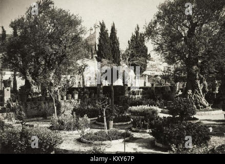 Cette image, prise en 1916, montre la vue du jardin de Gethsémani à Jérusalem depuis un train, reflétant la signification historique et spirituelle du site dans le christianisme. Banque D'Images
