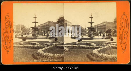 Photographie historique de William M. Chase d'Eutaw place à Baltimore, Maryland, représentant le boulevard résidentiel de la fin du XIXe siècle bordé d'arbres et de clôtures en fer forgé, représentatif du développement urbain dans l'Amérique d'après-guerre de Sécession. Banque D'Images