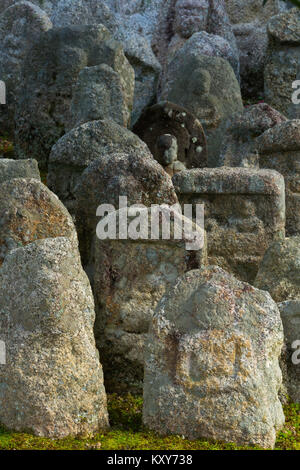 Pierres tombales et les pierres tombales à Kyoto, au Japon. Banque D'Images