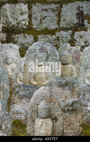 Pierres tombales et les pierres tombales à Kyoto, au Japon. Banque D'Images