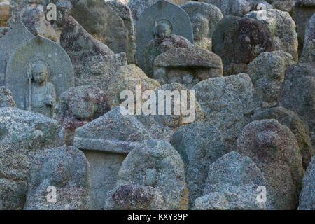 Pierres tombales et les pierres tombales à Kyoto, au Japon. Banque D'Images