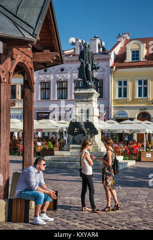 Les passants près de Tadeusz Kosciuszko Monument à Rynek ou Place du marché de Rzeszów, aka Malopolska Pologne petite région, Pologne Banque D'Images