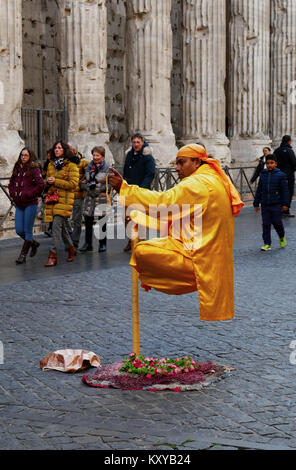 ROME, ITALIE - Le 6 décembre 2017 : Street Guru l'exécution de l'homme flottant illusion avec le Temple d'Hadrien dans l'arrière-plan Banque D'Images