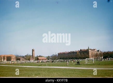 Une photographie historique de Gothenburg, en Suède, capture le développement architectural de la ville au fil du temps, montrant les bâtiments riverains, la ligne d’horizon industrielle des débuts et l’expansion urbaine de la fin du 19e au début du 20e siècle. Banque D'Images