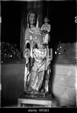 L'église de Hamrånge est une église du XIXe siècle située à Bergby, en Suède. La structure actuelle, construite entre 1847 et 1851, a remplacé une église médiévale. Il se dresse sur une colline boisée à environ 150 mètres à l'est du site d'origine. L'église a été consacrée en 1854 et dispose d'un ancien cimetière préservé entouré d'un mur de pierre bas. Le précédent clocher, construit en 1649, a été démoli en 1850. Banque D'Images