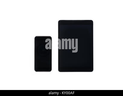Organisé digital tablet et smartphone avec écrans vierges isolated on white Banque D'Images