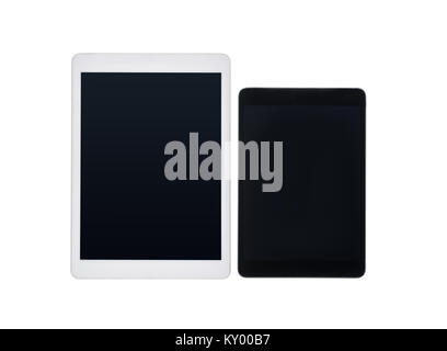 Vue rapprochée de paire de tablettes numériques avec écrans vierges isolated on white Banque D'Images