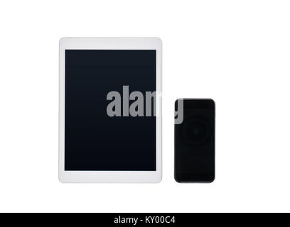 Organisé digital tablet et smartphone avec écrans vierges isolated on white Banque D'Images