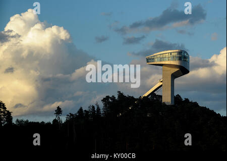 Tremplin de Bergisel conçu par Zaha Hadid vu de A13 Autoroute du Brenner à Innsbruck, Tyrol, Autriche. 8 août 2016 © Wojciech Strozyk / Alamy Stock P Banque D'Images