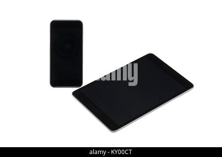 Organisé digital tablet et smartphone avec écrans vierges isolated on white Banque D'Images
