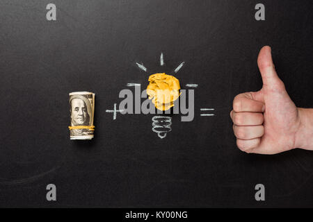 Concept d'entreprise faites de l'argent, symbole de l'ampoule et le pouce up sign on blackboard Banque D'Images