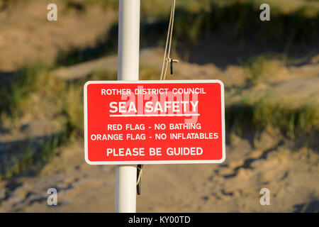Un signe de sécurité pour les baigneurs sur la plage de Camber. Banque D'Images