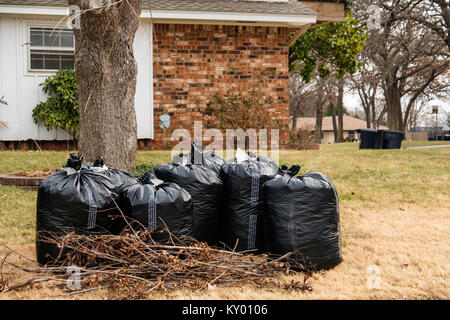 Sacs Poubelles en peluche le repos la rue en attente de ramassage des déchets de la ville. Oklahoma City, Oklahoma, USA Banque D'Images