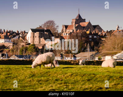 La ville de Rye vue depuis le sud est à travers champs. Banque D'Images