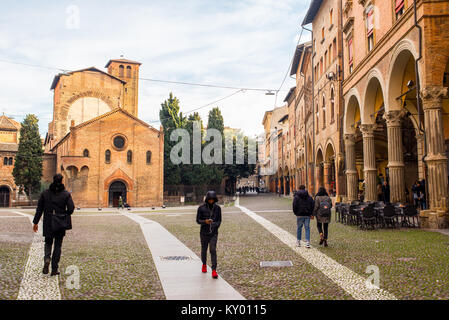 Bologne, Italie - Décembre 2017 : People walking in Piazza Santo Stefano, une place célèbre dans le centre-ville médiévale caractéristique de Bologne, Italie Banque D'Images