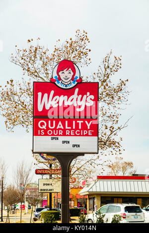 Un Wendy's pole sign advertising Wendy's, un hamburger de restauration rapide en commun Oklahoma City, Oklahoma, USA. Banque D'Images